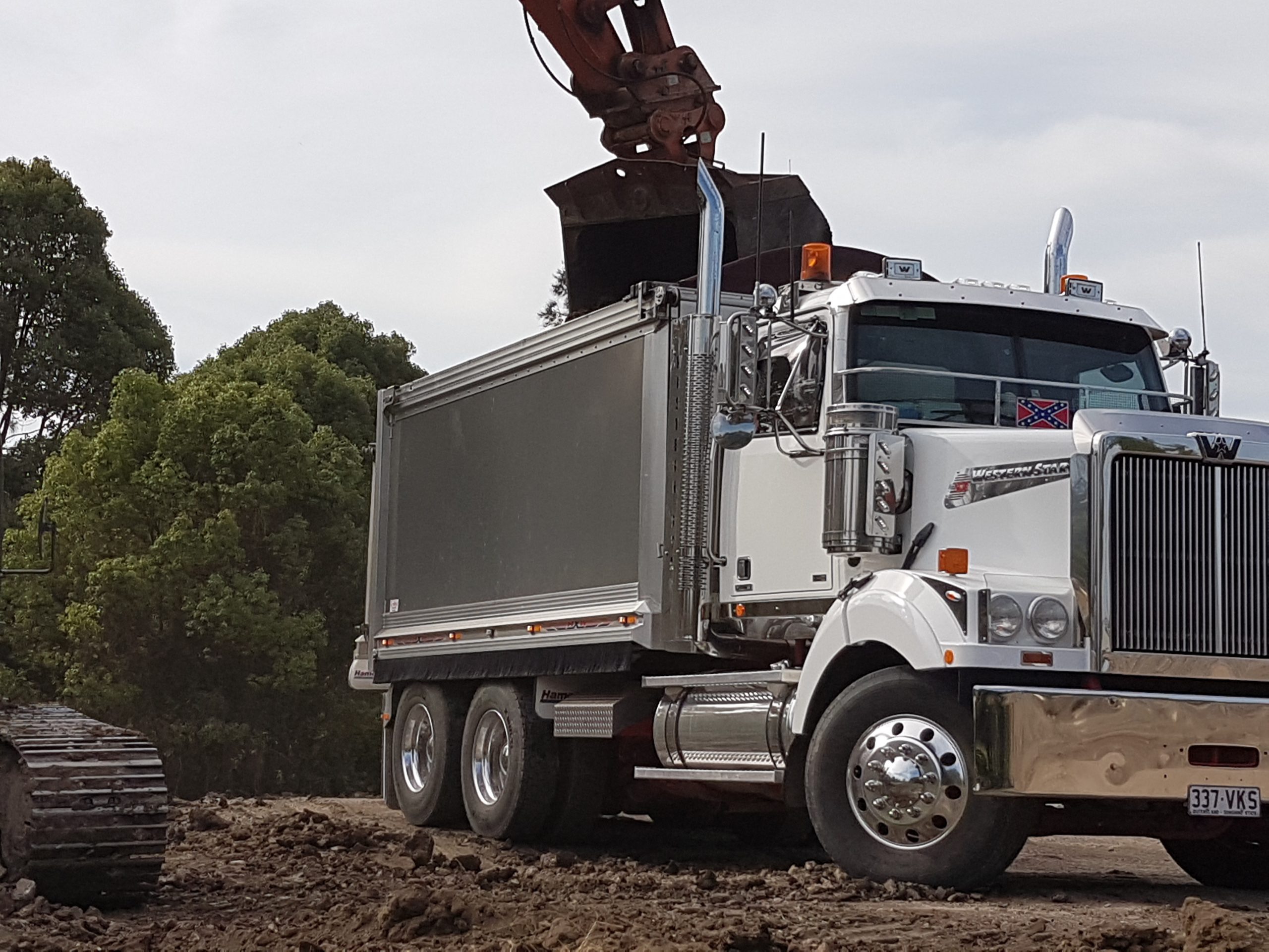 Earthmoving Gold Coast competive rates available 24/7